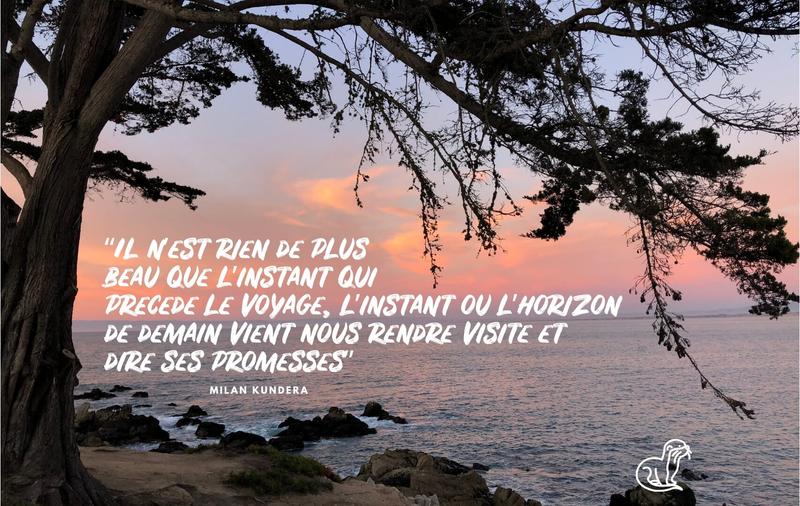 Coucher de soleil sur l'ocean avec une citation de Milan Kundera sur l'instant qui precede le voyage